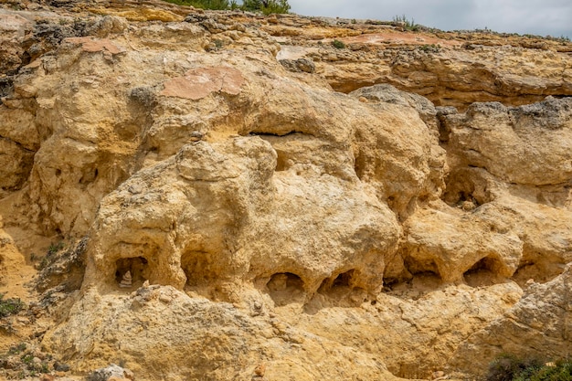 Piedras equilibradas apiladas en los acantilados