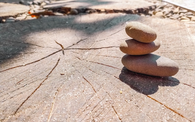 Foto piedras equilibradas una encima de la otra