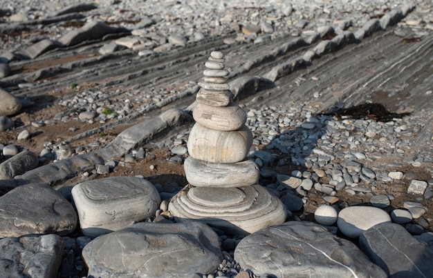 Piedras equilibradas en una playa de guijarros