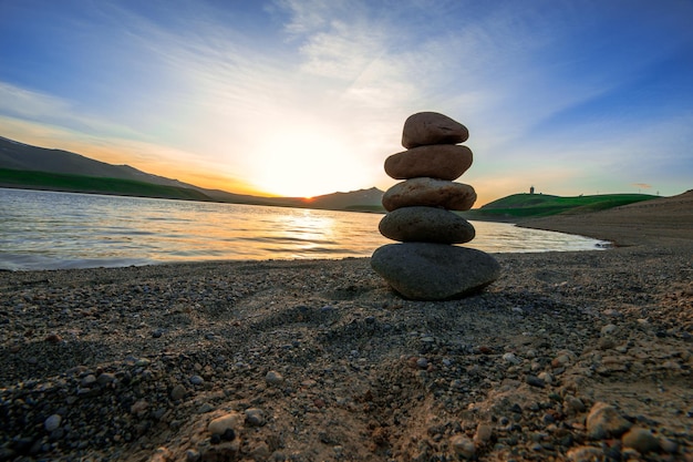 Piedras en equilibrio al atardecer