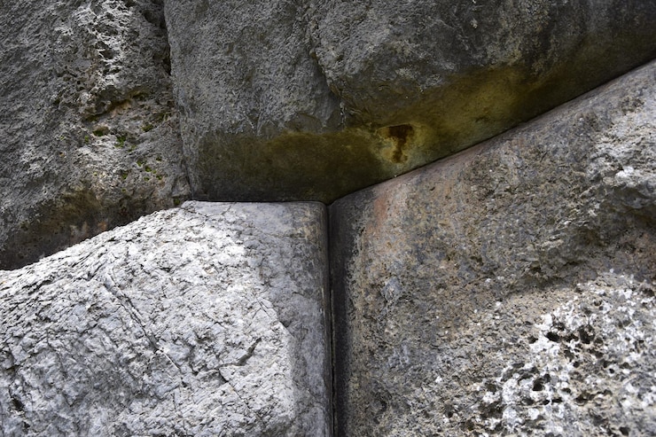 Foto piedras gigantes perfectamente talladas para encajar en saqsaywaman cusco