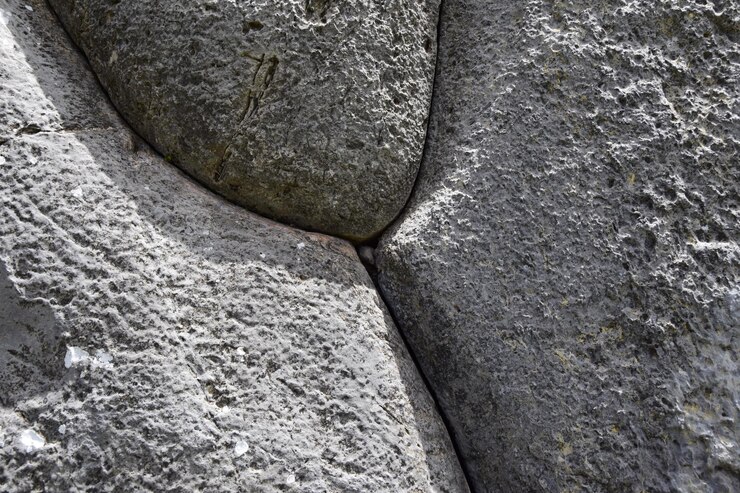 Foto piedras gigantes perfectamente talladas para encajar en saqsaywaman cusco