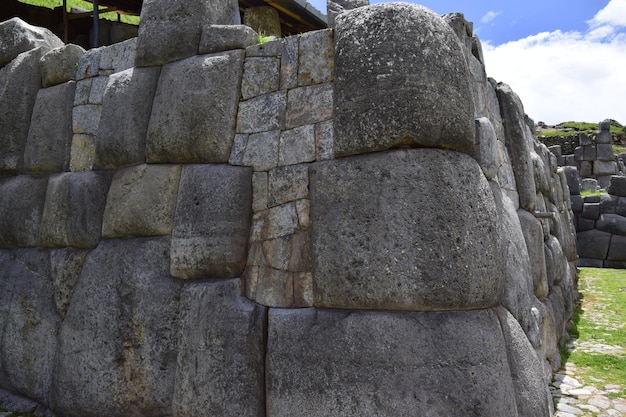 Piedras gigantes perfectamente talladas para encajar en Saqsaywaman Cusco