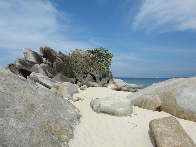 Piedras gigantes en la playa