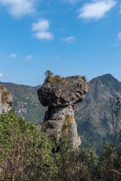 Piedras grotescas en el paraje escénico de la montaña