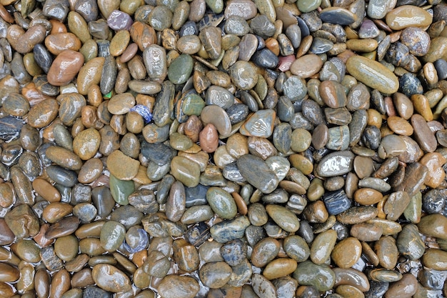 Piedras de guijarros en el agua