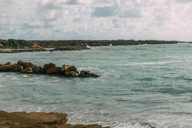 las piedras húmedas del mar Mediterráneo azul