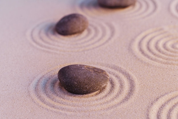 Piedras de jardín zen sobre arena con espacio de copia de adorno