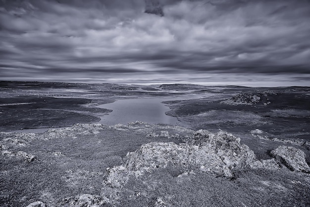 piedras junto al lago paisaje vista de la costa