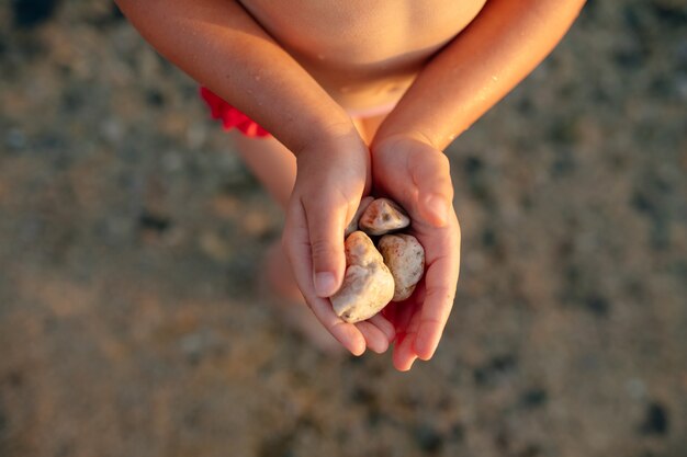 Piedras en la mano de un niño pequeño
