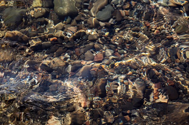 Foto piedras de mar en el agua de mar.