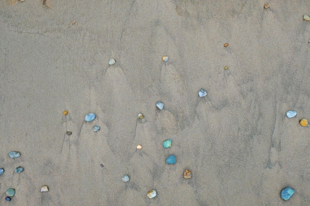 Piedras de mar en la arena Fondo de playa de verano Vista desde arriba