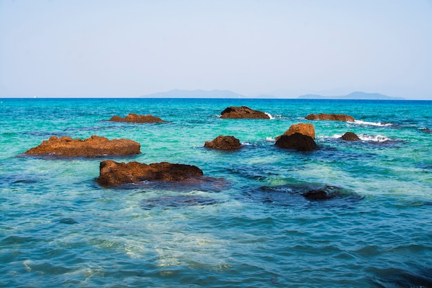 Piedras en un mar azul. Isla en el Golfo de Tailandia.