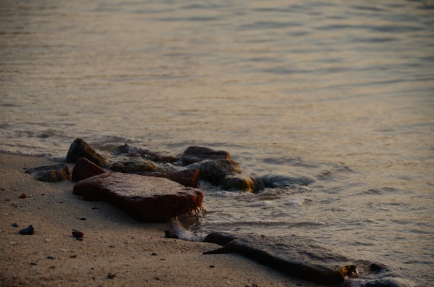 Piedras en el mar y la playa