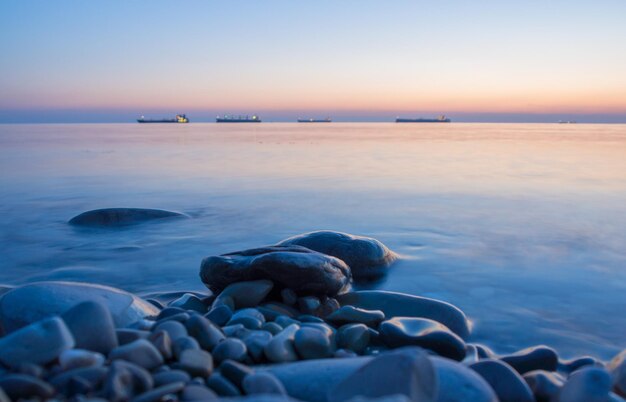 Piedras marinas en el agua