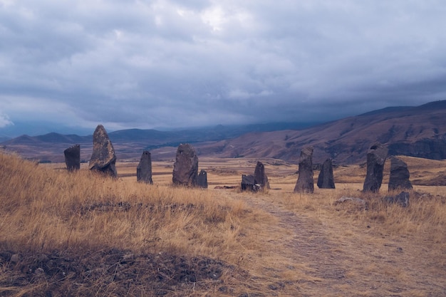 Piedras megalíticas y túmulo funerario de Zorats Karer o monumento prehistórico de Carahunge en Armenia Stonehenge armenio fotografía de archivo