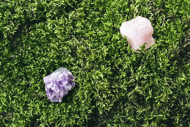 Piedras de minerales de cristal sobre fondo hermoso musgo. Piedras mágicas para rituales, meditación y prácticas espirituales.