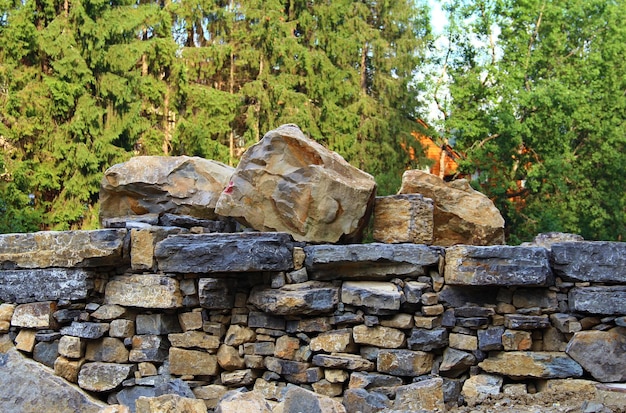 Piedras naturales listas para la construcción de edificios