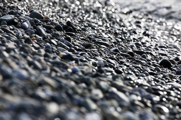 Piedras en la orilla del mar bajo el chapoteo de las olas.