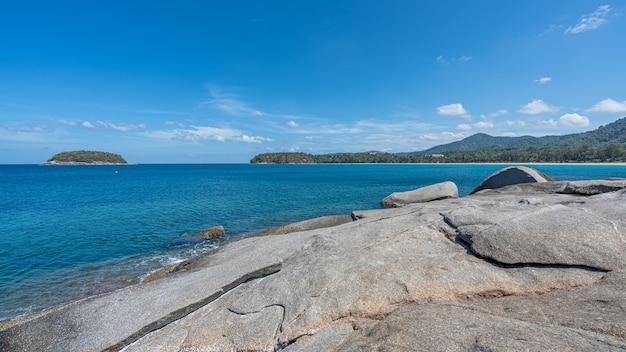 Piedras a la orilla del mar