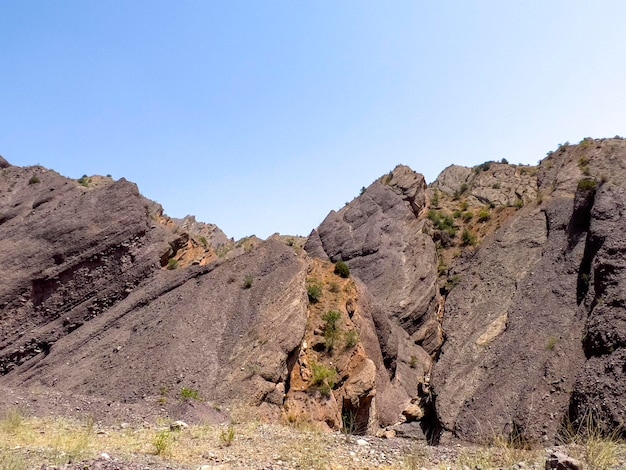 Las piedras oscuras con escombros