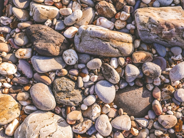 Piedras en la playa, guijarros como fondo abstracto