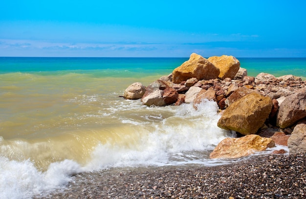 Piedras en la playa de guijarros