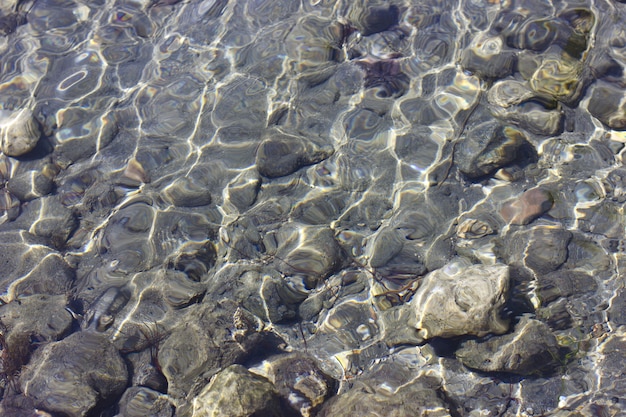 Piedras en la playa en el mar bajo el agua