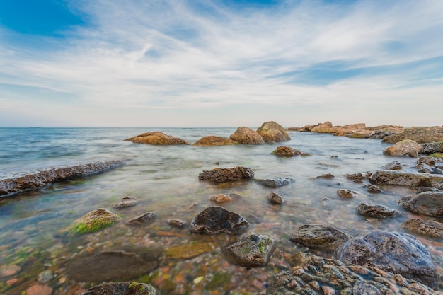 Piedras en la playa mar y cielo azul