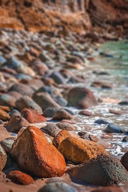 piedras en la playa