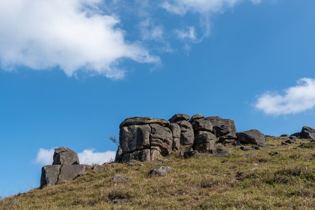 Piedras en el prado de la meseta bajo el cielo azul