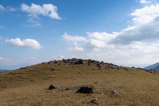 Piedras en el prado de la meseta bajo el cielo azul