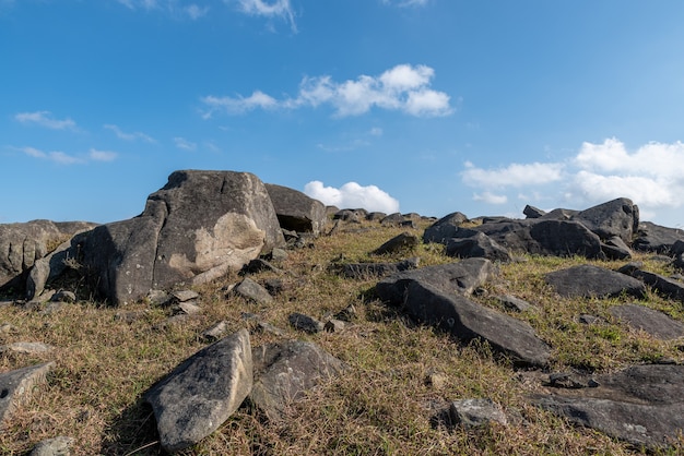 Piedras en el prado de la meseta bajo el cielo azul