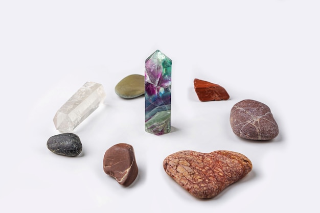 Piedras preciosas fluorita, cristal de cuarzo y varias piedras. Roca mágica para rituales místicos, brujería y práctica espiritual. Piedras naturales para terapia de spa.