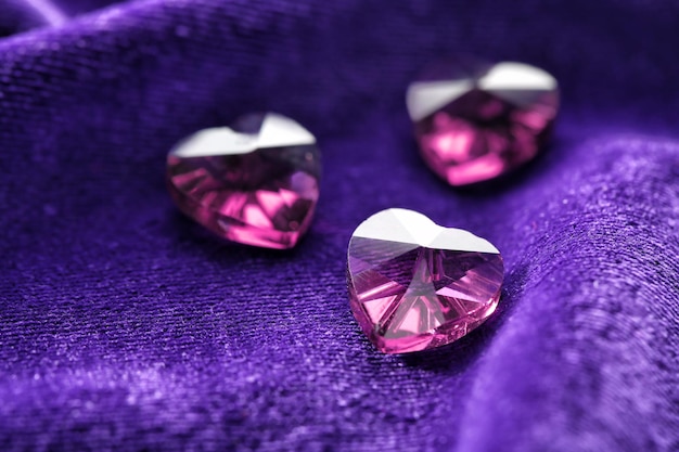 Foto piedras preciosas para joyería en terciopelo morado