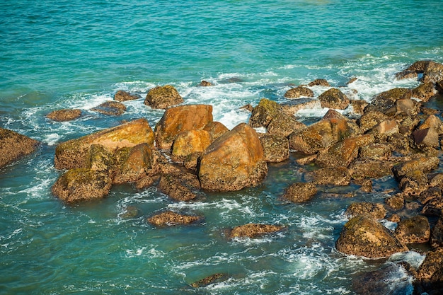 Piedras que sobresalen del agua del mar