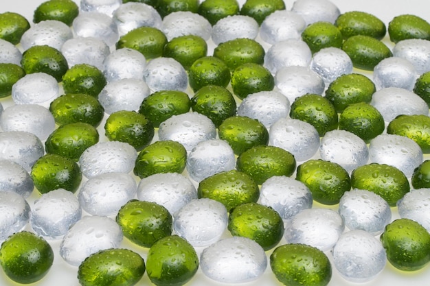 Piedras redondas artificiales con gota de agua de guijarros de imitación de color verde y blanco