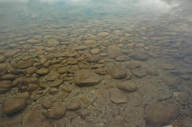 Piedras redondas bajo un lago claro