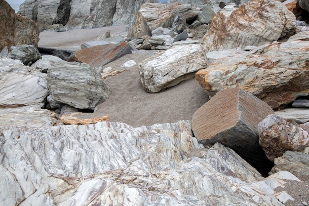 Piedras y rocas en la playa de Carro, Galicia, España