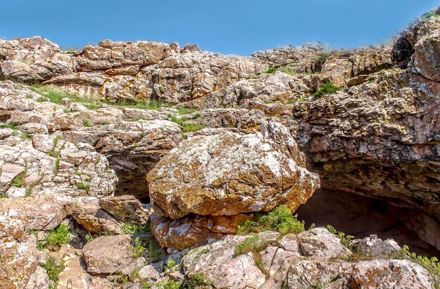 Foto piedras rocosas contra el cielo en la primavera