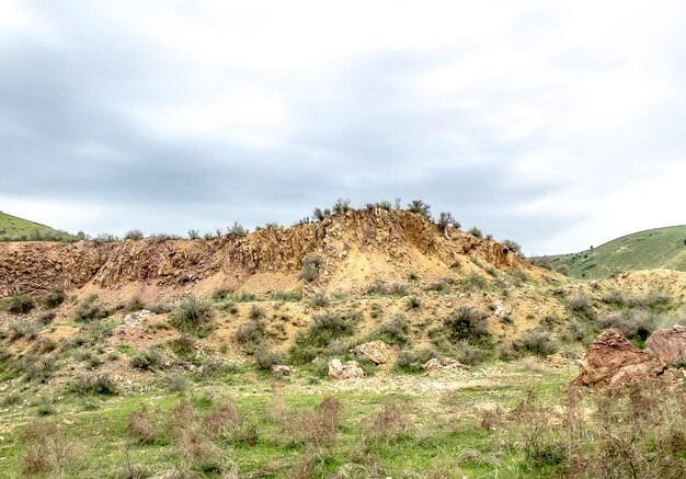 Foto piedras rocosas en el horizonte de la primavera