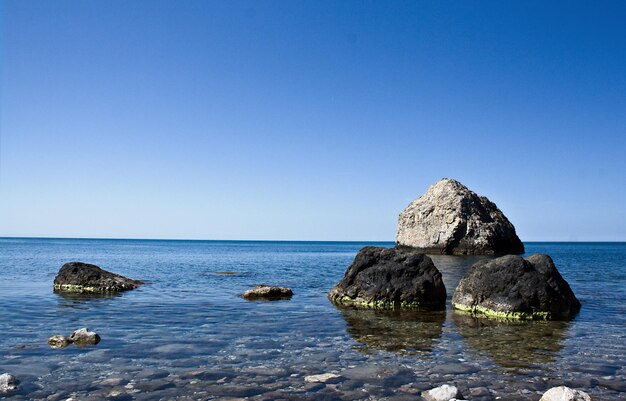 Piedras rocosas en el mar Negro o Mediterráneo en un día soleado de verano