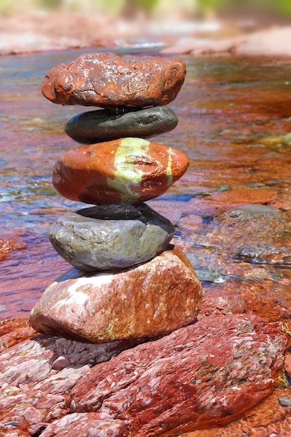 Piedras rodantes apilan rojo rodeno piedra caliza en el río