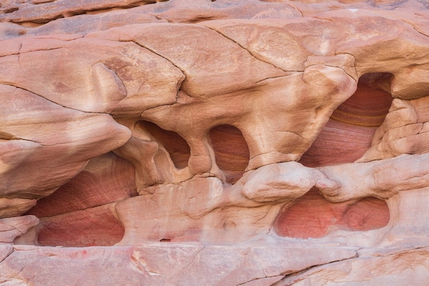 Piedras rojas y la textura de las paredes en un cañón, desierto de Sinaí, península de Sinaí, Egipto