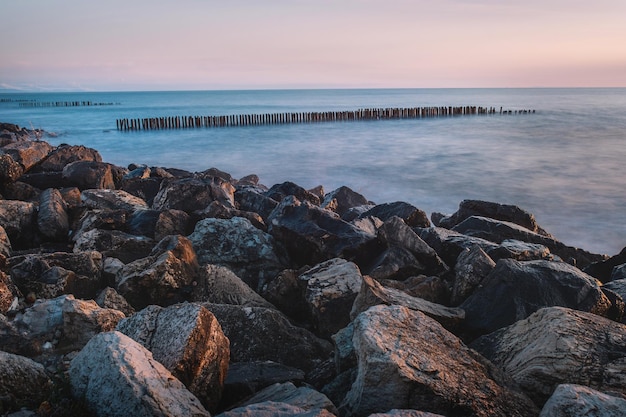 Piedras rompeolas en la orilla