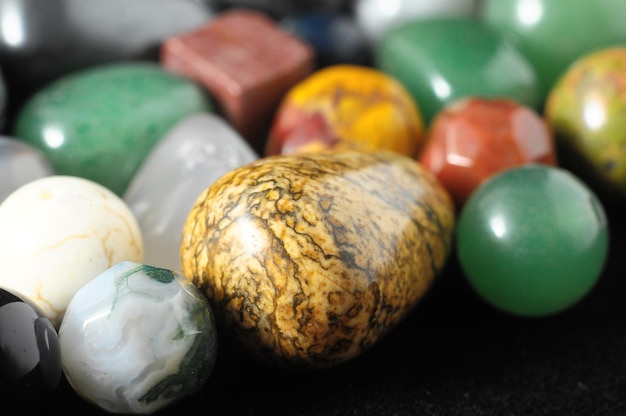 Piedras semipreciosas de colores listas para hacer joyería artesanal