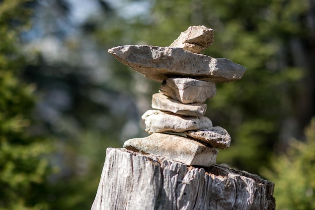 Piedras en el sendero como marcador o ruta de dirección histórica