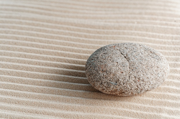 Foto piedras sobre arena, jardín zen de meditación japonesa de cerca