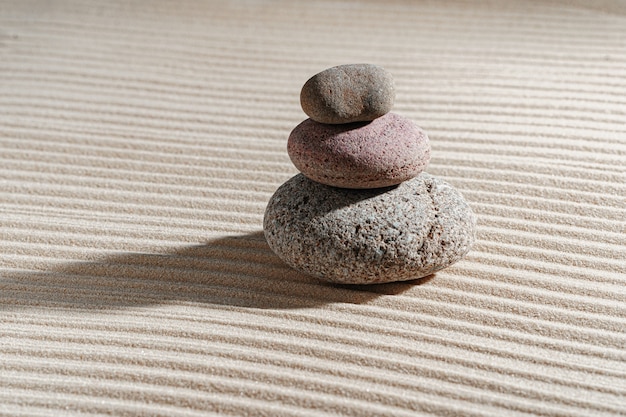 Piedras sobre arena, jardín zen de meditación japonesa