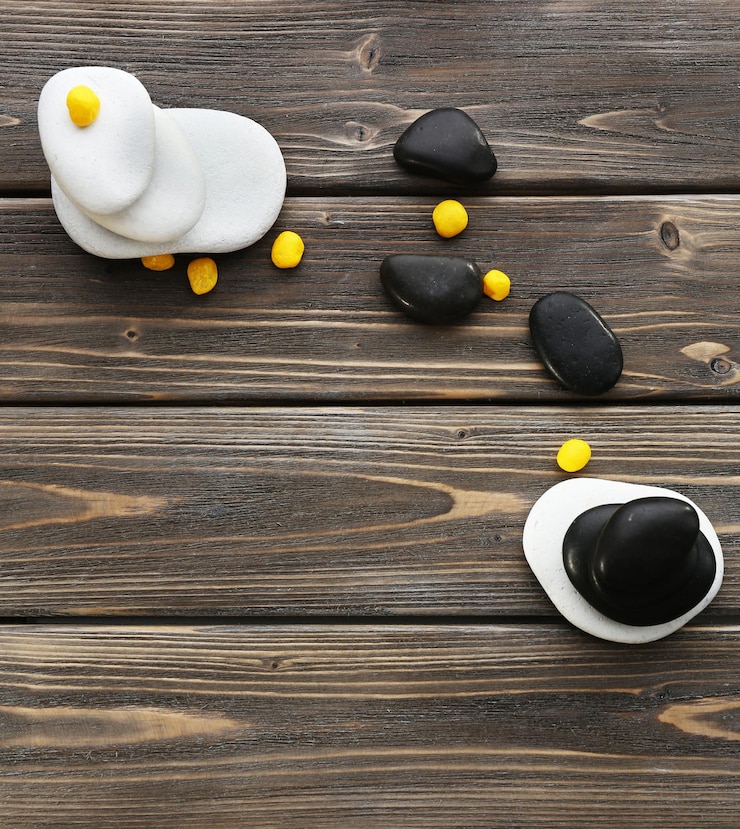 Foto piedras de spa sobre un fondo de madera